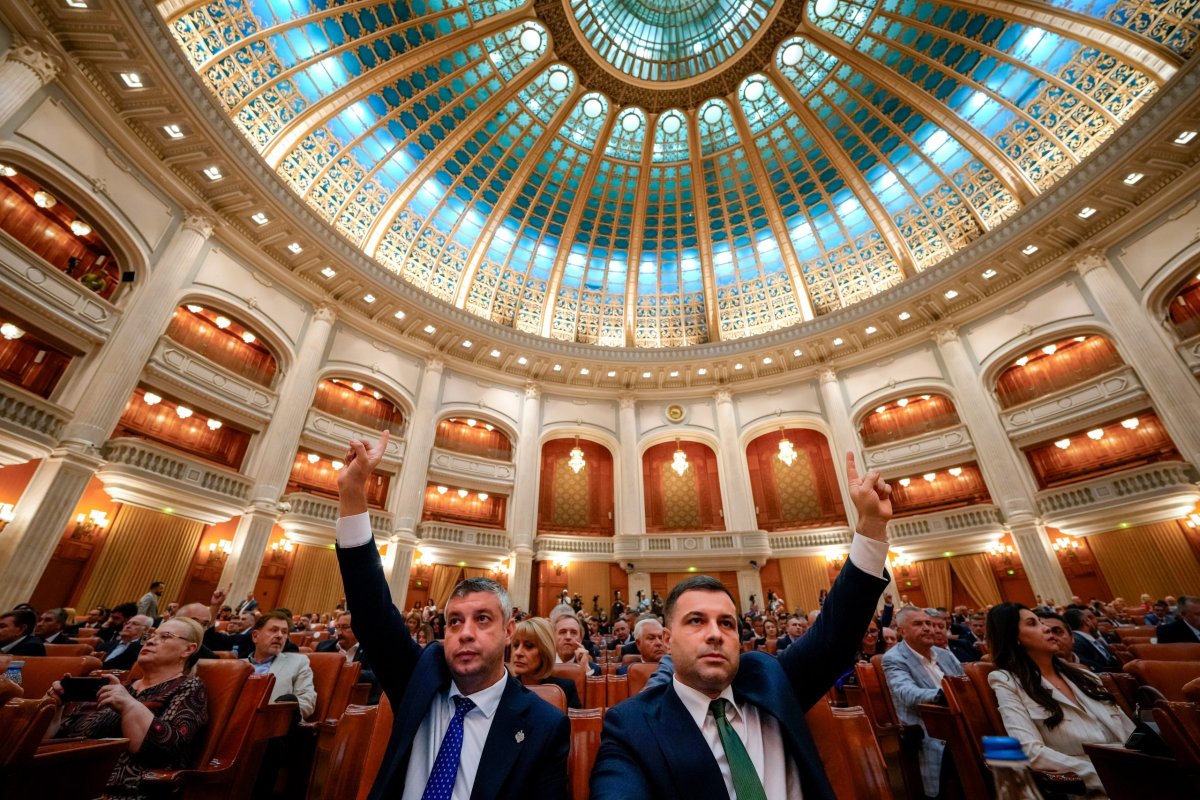 Antarktika'da Turizm Patlaması Kirlilik ve Hastalık Endişelerini Artırıyor