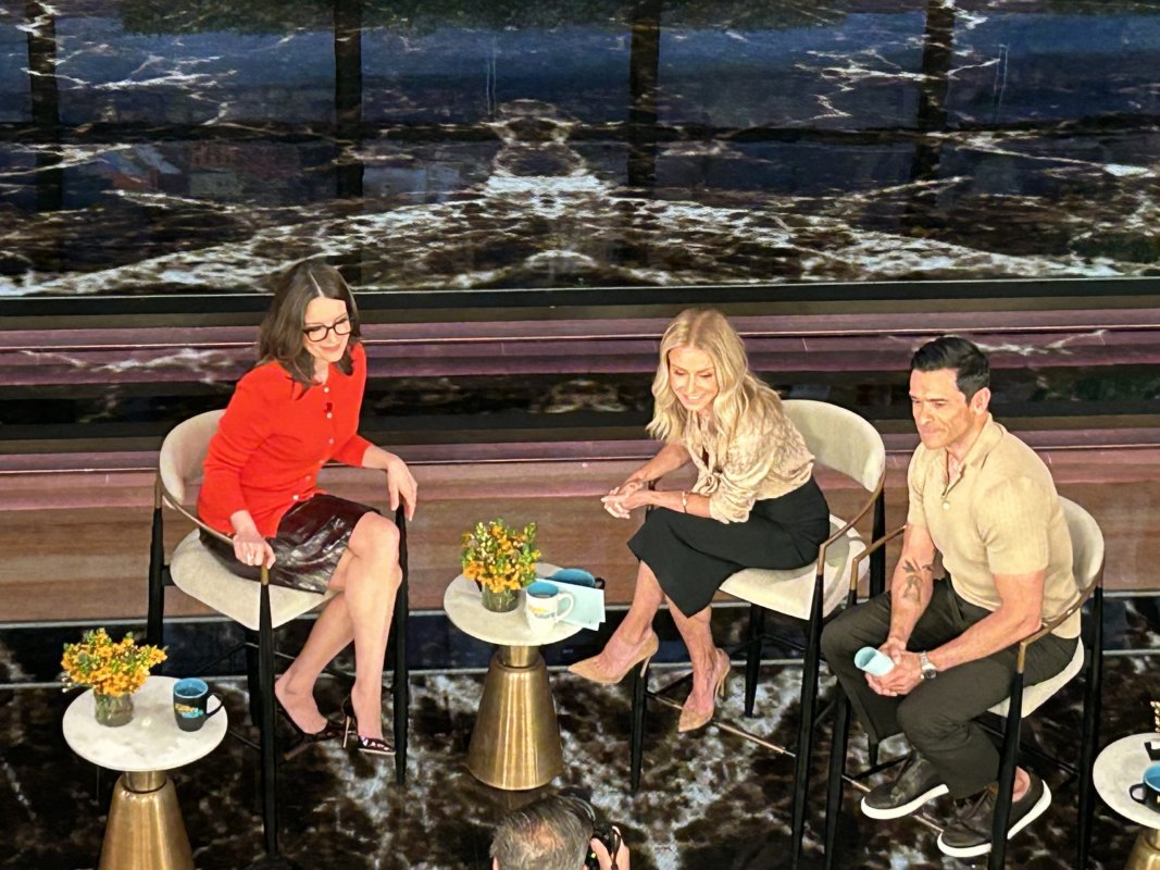 Tina Fey, Netflix'in Yeni Dizisi 'The Four Seasons'u Kelly & Mark Programında Anlattı