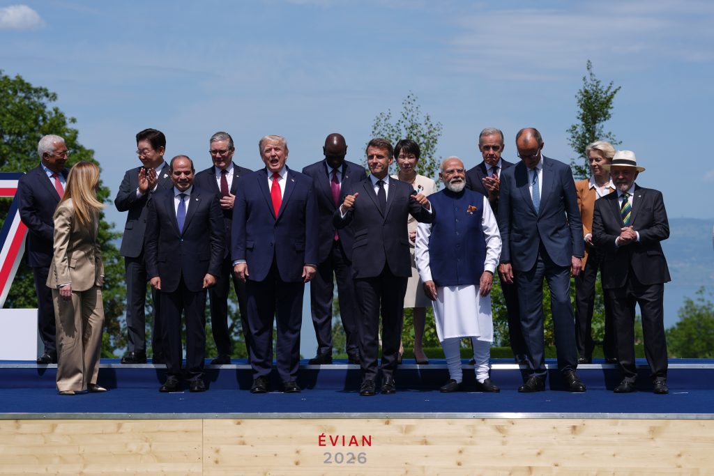 Fransa Cumhurbaşkanı Emmanuel Macron, G7 liderleri ve davetli ülkelerin liderleriyle grup fotoğrafı çektirdi.