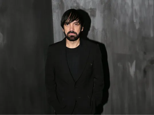 Yunan Tasarımcı Paris Valtadoros: Kraliyet Ailelerinin Kıyafetini Diken Adam