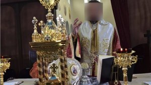 Polis, Halka Açık Alanda Teşhircilik Yapan Üst Düzey Din Adamını Tutukladı
