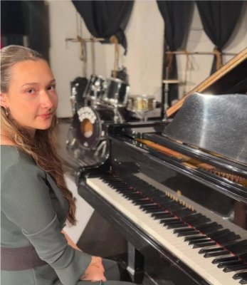 16 Yaşındaki Maria Stefanidou Uluslararası Müzik Yarışmasında Birinci Oldu, New York'ta Sahne Alacak