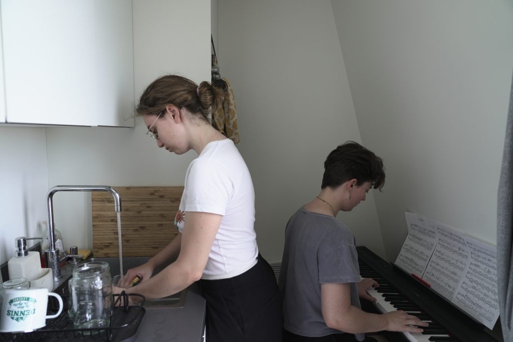 Amelie Kenney dairesinde piyano çalarken, Paris, 24 Haziran 2026