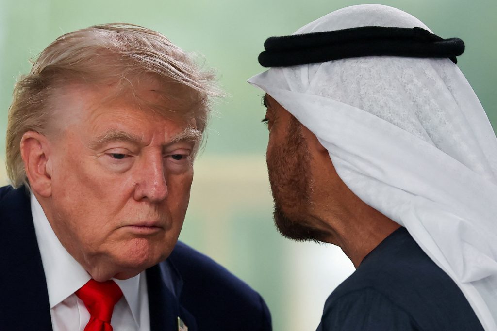Başkan Donald Trump, G7 ve Orta Doğu liderleriyle çalışma yemeğinde Birleşik Arap Emirlikleri Devlet Başkanı Şeyh Muhammed bin Zayed Al Nahyan'ı dinliyor.