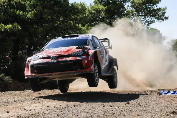 Neuville, Yunanistan'da Ogier'i Geride Tuttu