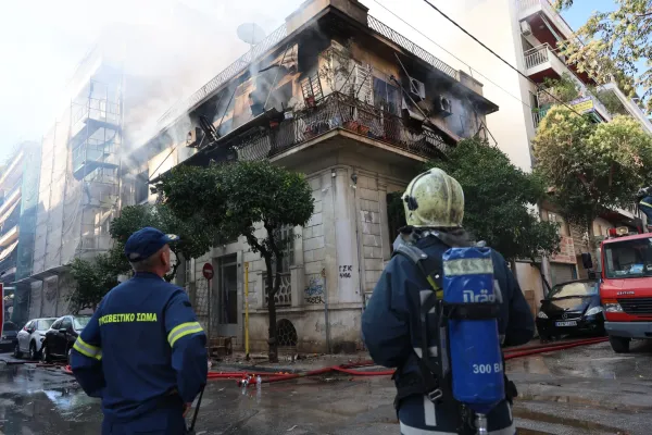 Kallithea'da Dramatik Kurtarma: Yangında Mahsur Kalan 75 Yaşındaki Kadın Balkondan Atladı