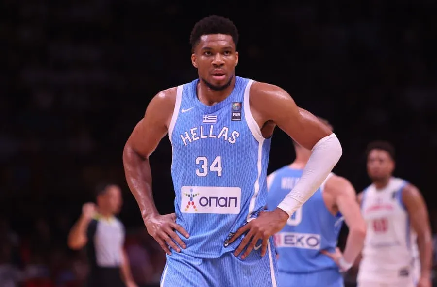 Giannis Antetokounmpo'dan Atina'da Gönüllü Çalışma: İhtiyaç Sahiplerine Yemek Dağıttı