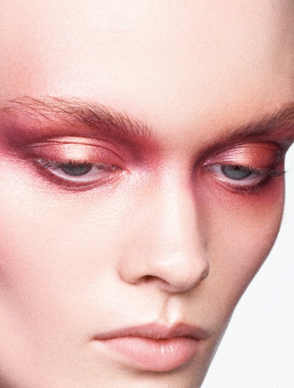 Model Daria Kazakova, VOGUE Greece Mayıs '26 Sayısının Güzellik Sayfasında Nicolas Menu Tarafından Fotoğraflandı