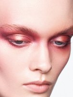 Model Daria Kazakova, VOGUE Greece Mayıs '26 Sayısının Güzellik Sayfasında Nicolas Menu Tarafından Fotoğraflandı
