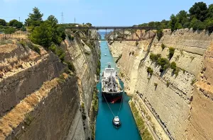 Korint Kanalı Aylar Süren Onarımların Ardından Deniz Trafiğine Yeniden Açıldı