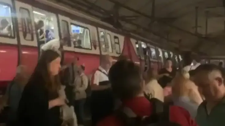 İstanbul'da Metro Raydan Çıktı, En Az Üç Yaralı