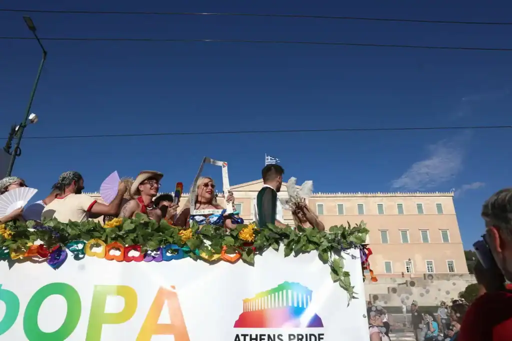 Athens Pride 2026 büyük kalabalık yürüyüşü