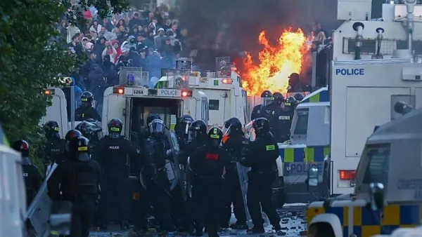 Belfast'ta İkinci Gece Şiddet: Polis Tazyikli Su Kullandı