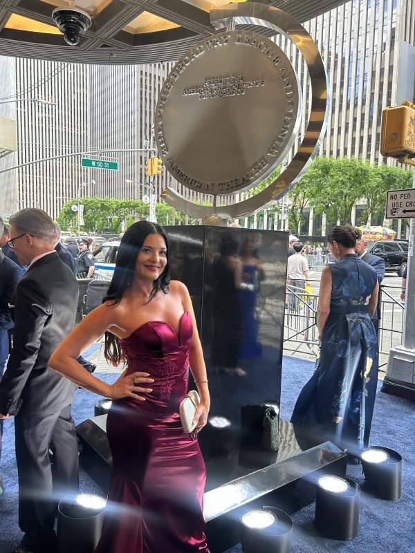 Yunan Oyuncu ve Şarkıcı Eleanna Finokalioti, New York'taki 2026 Tony Ödülleri'ndeydi