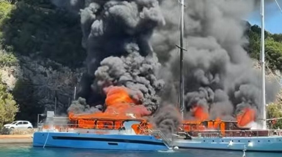 İyon Denizi'ndeki Paxos Limanı'nda Turist Teknelerinde Yangın (Videolar)