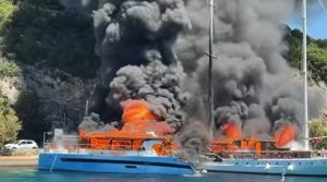 İyon Denizi'ndeki Paxos Limanı'nda Turist Teknelerinde Yangın (Videolar)