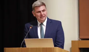 Farantouris, PASOK'un Dış Politika ve Savunma Sektörüne Katıldı