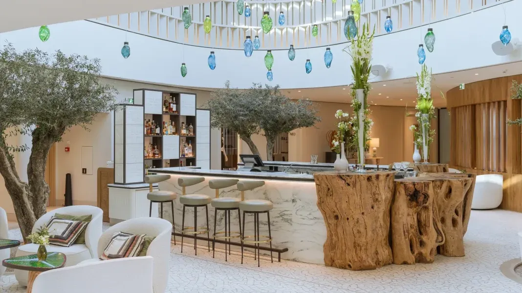 Atina Rivierası'ndaki Alelia Bar, Forbes Travel Guide 2026'da Dünyanın En İyi Otel Barları Arasında