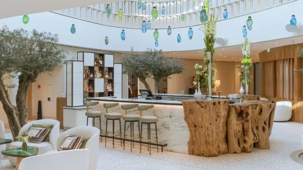 Atina Rivierası'ndaki Alelia Bar, Forbes Travel Guide 2026'da Dünyanın En İyi Otel Barları Arasında