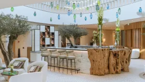 Atina Rivierası'ndaki Alelia Bar, Forbes Travel Guide 2026'da Dünyanın En İyi Otel Barları Arasında