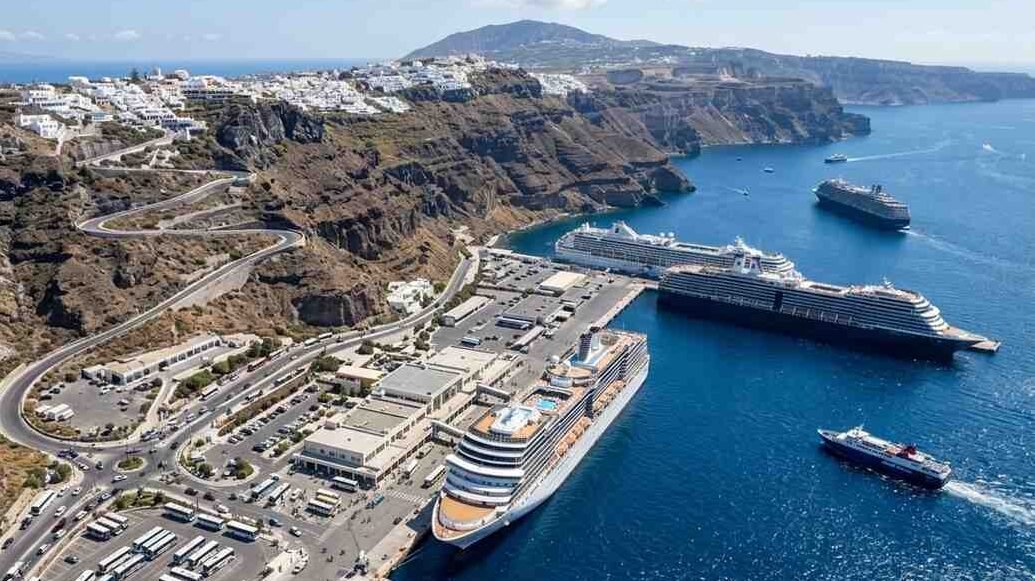 Santorini'de Kruvaziyer Turizmine Yeni Sınırlama: Athinios'ta Yolcu Payı Yüzde 30'a Düşürüldü