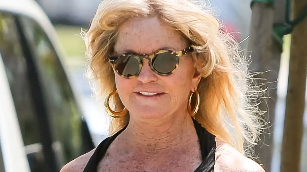 Güneşin Tadını Çıkaran Goldie Hawn, 80 Yaşında, Yunanistan Tatilinde Çivili Mayosuyla Göz Kamaştırdı