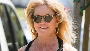 Güneşin Tadını Çıkaran Goldie Hawn, 80 Yaşında, Yunanistan Tatilinde Çivili Mayosuyla Göz Kamaştırdı