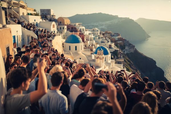 Santorini'nin Oia'sı Viral Seyahat Listesinde Zirvede: Aşırı Turizm Tartışmaları Alevleniyor