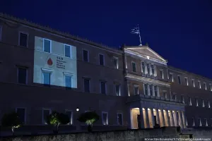 Yunan Parlamentosu Dünya Kan Bağışçıları Günü İçin Kırmızıyla Aydınlatıldı