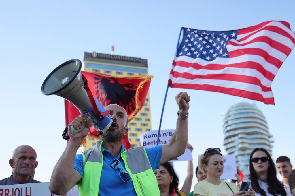 Arnavutluk Tiran'da Kushner protestosu