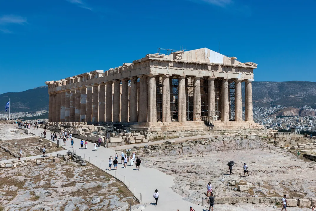 Parthenon'un batı cephesinin yandan görünümü