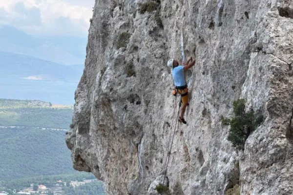 Loutraki'nin Yeni Tırmanış Sınırı Yunan Macera Turizmini Yükseltiyor