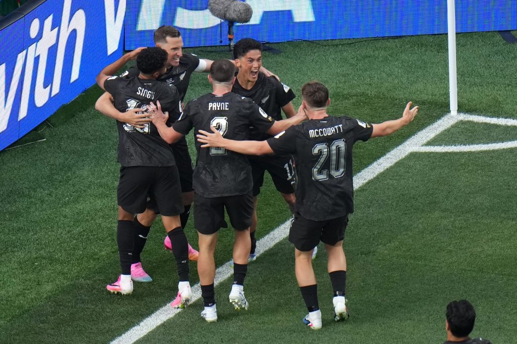 Yeni Zelandalı futbolcu Elijah Just'ın attığı gol sonrası takım arkadaşlarıyla kutlaması