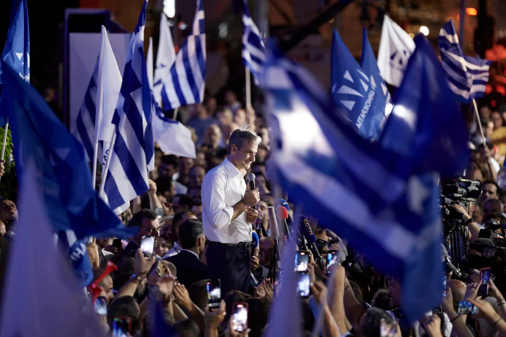 Yunanistan'ın Muhafazakar Yeni Demokrasi Partisi ezici bir zafer kazandı, Başbakan Miçotakis hızlı reformlar sözü verdi