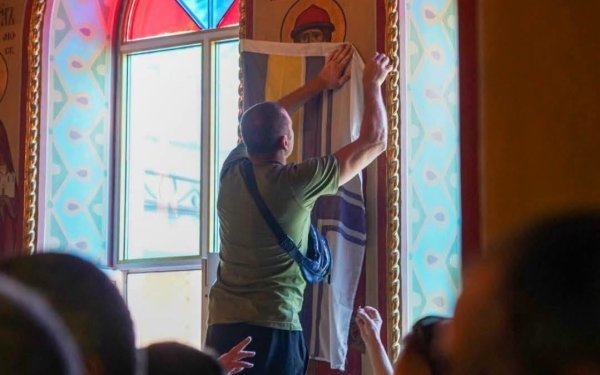 Ukrayna Bayrakları Odessa Kilisesindeki Ortodoks İkonları Üzerine Asıldı