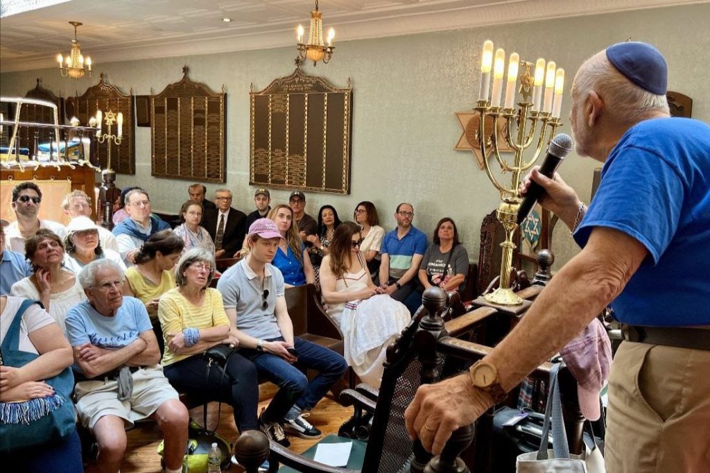 Katılımcılar, 11. Yunan Yahudi Festivali sırasında tarihi Kehila Kedosha Janina Sinagogu ve Müzesi hakkında bilgi edinme fırsatı buldu. Fotoğraf: Kehila Kedosha Janina