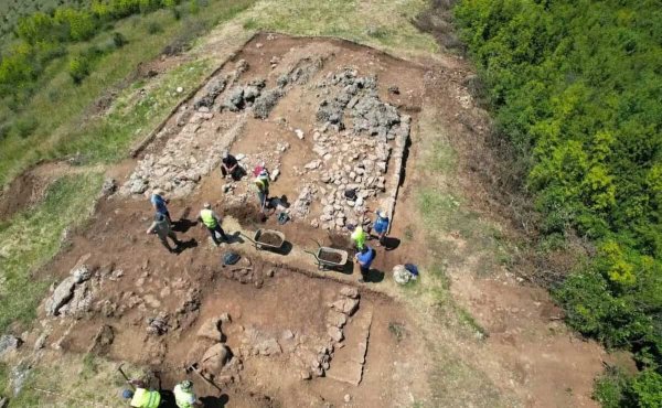Arnavutluk'taki İlirya Kenti Bassania'da Antik Anıtsal Yapı Keşfedildi
