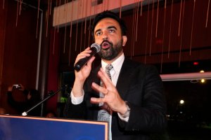 Mamdani'nin New York Zaferi, Demokrat Parti'nin Değişime Hazır Olup Olmadığını Sınıyor