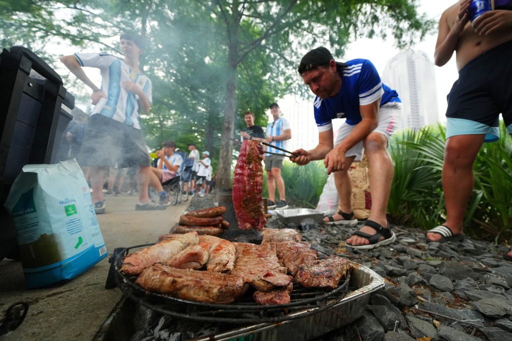 Arjantinli taraftarlar mangal başında