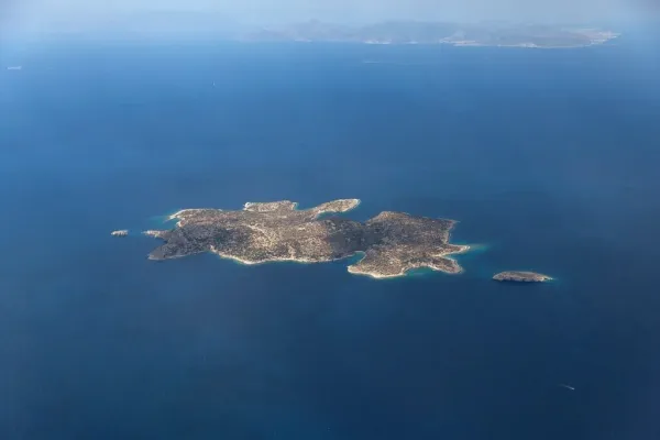 Fleves: Atina'nın Kıyılarını Koruyan Gizli Ada