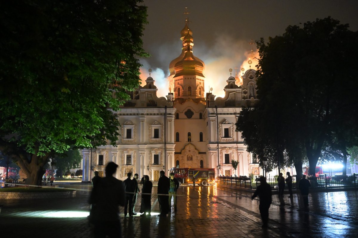 Kiev'in Kalbindeki Tarihi Manastır Rus Saldırısıyla Alev Aldı