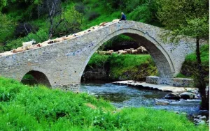 Zamanda Bir Yolculuk: Yunanistan'ın Meteora Bölgesindeki Taş Köprüler