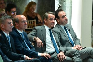 Balıkçılar Lefkada Kıyısında Bir Deniz Mağarasında Gizemli Askeri Tip Drone Buldu