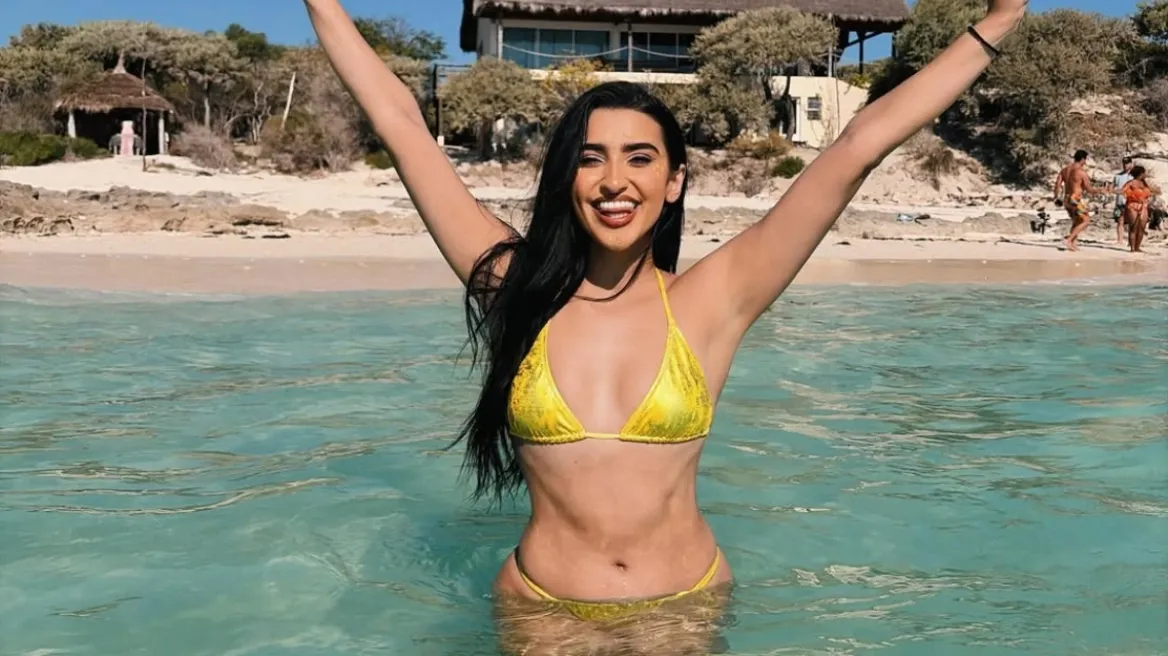 Anastasia Zarif Sarı Bikini Plaj Fotoğraflarını Paylaştı