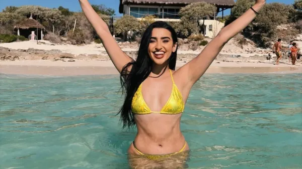 Anastasia Zarif Sarı Bikini Plaj Fotoğraflarını Paylaştı