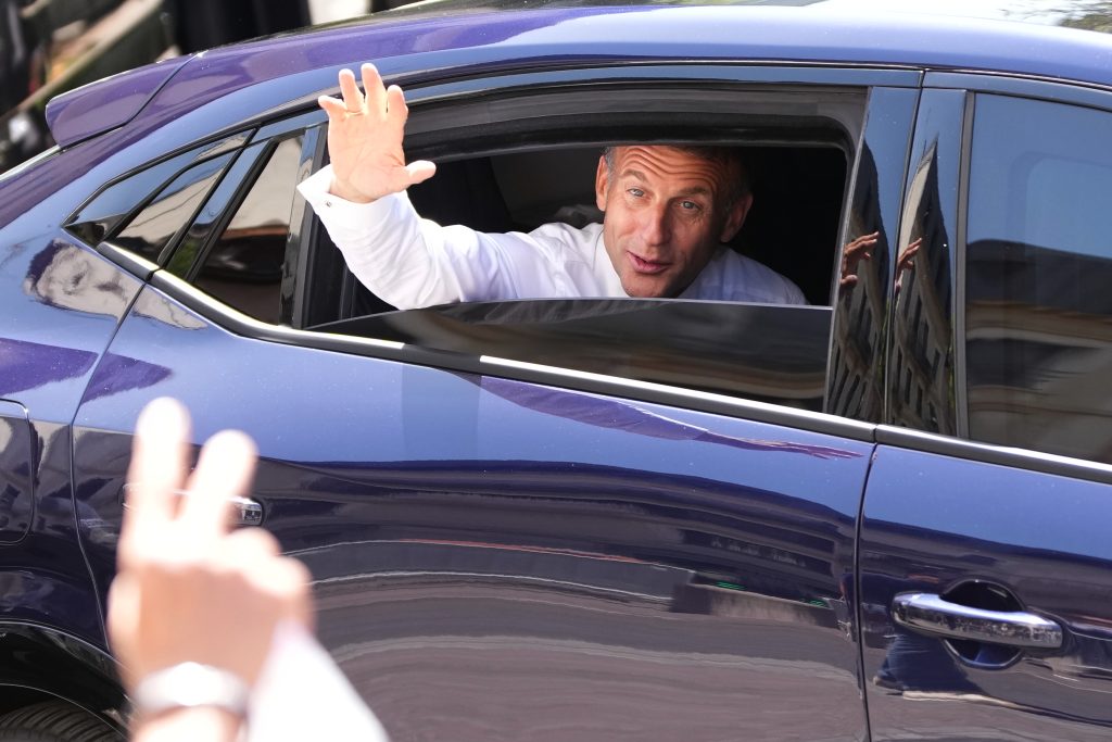 Fransa Cumhurbaşkanı Emmanuel Macron G7 Zirvesi öncesinde güvenlik güçleriyle bir araya geldi