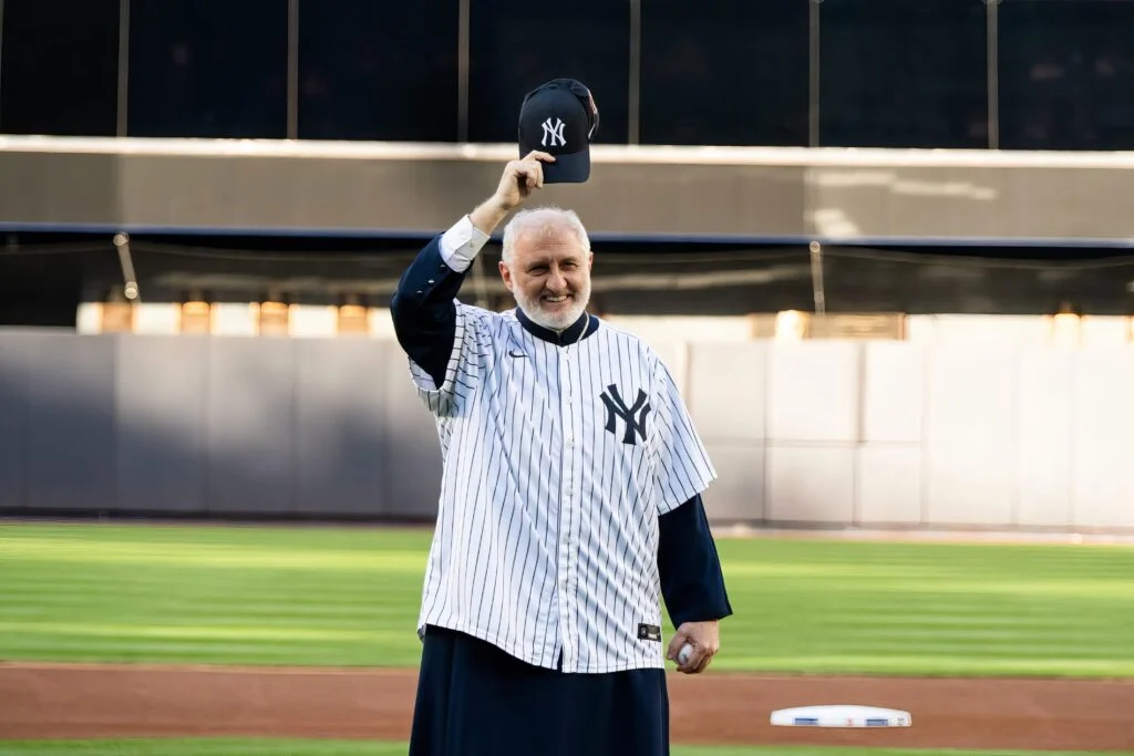 Başpiskopos Elpidophoros baseball şapkasıyla ilk ritüel atışı yapıyor