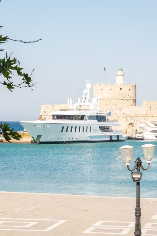 Feadship Süperyatı Megan, Yunanistan'ın Rodos Adasında Demir Attı