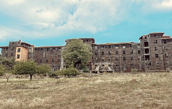 Bir Yunan ve Bir Türk Avrupa'nın En Büyük Ahşap Binasını Kurtarmaya Çalışıyor