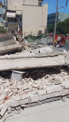 Atina'nın Petralona Semtinde Dört Katlı Apartman Çöktü
